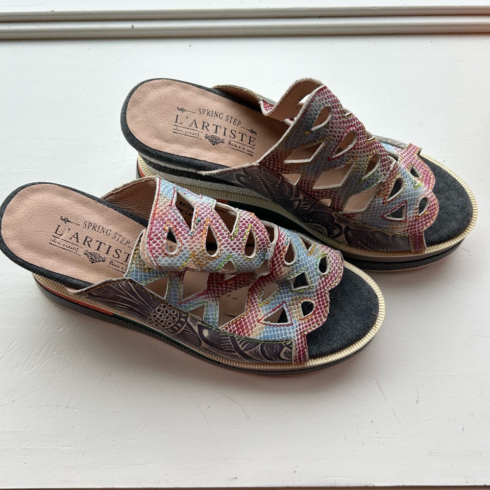 L’Artiste platforms. In good used condition. Great arch support. Comfortable